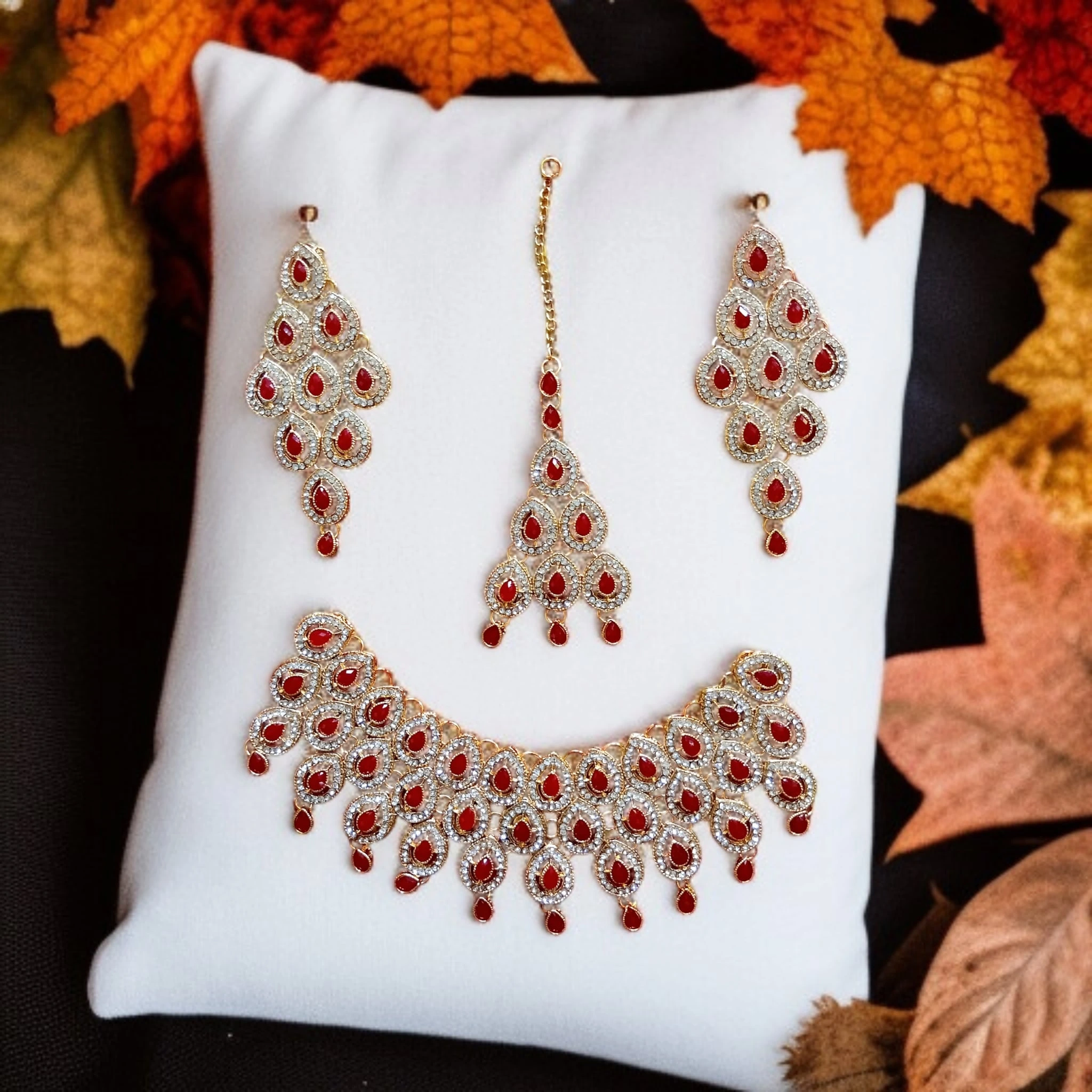 Buy Maroon colour jewellery set with necklace , earrings and tikka at best price in pakistan